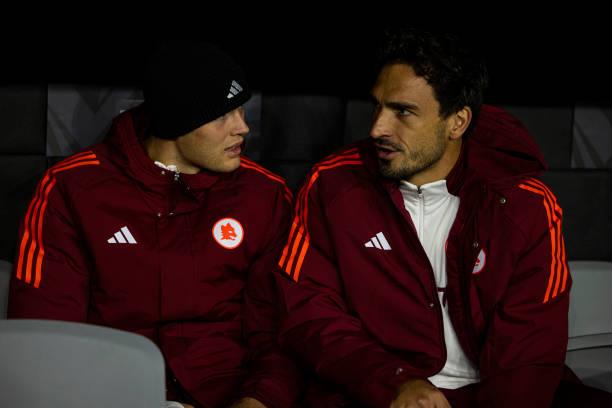 Artem Dovbyk e Mats Hummels