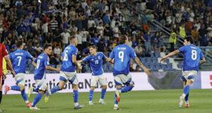 Vittoria sbiadita poi i saluti: l’Italia e Spalletti si separano mentre Ranieri dice no