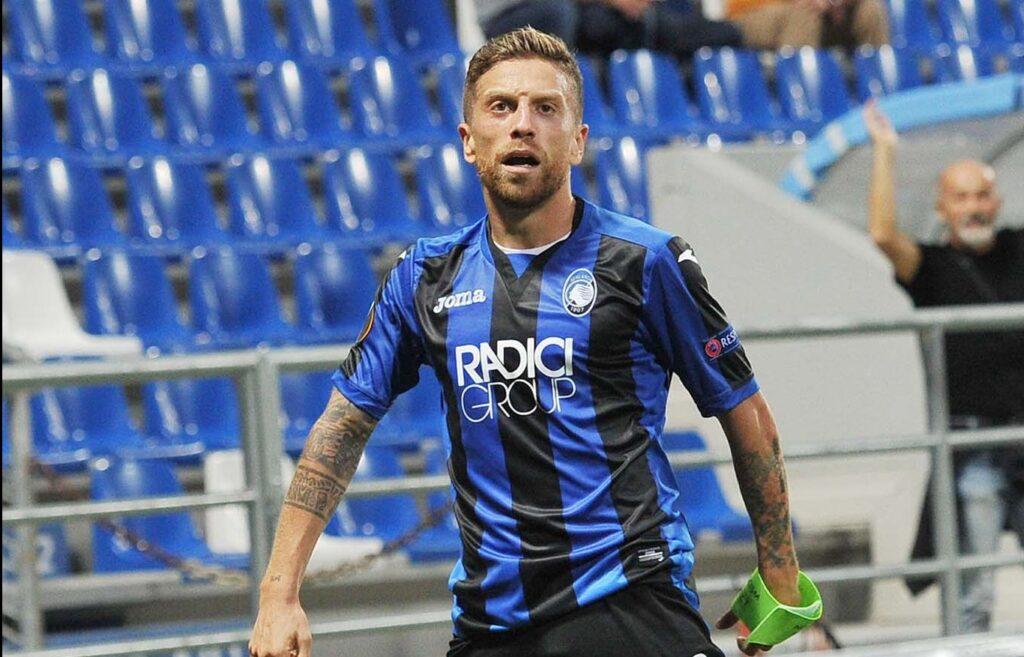 Papu Gomez balla con la maglia dell'Atalanta